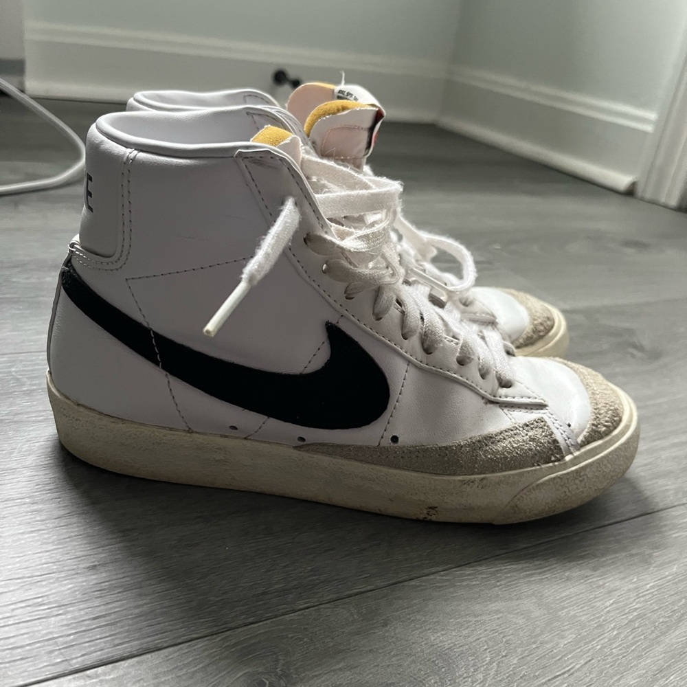 Women’s High Top Nike Blazers Mid ‘77 Size 6